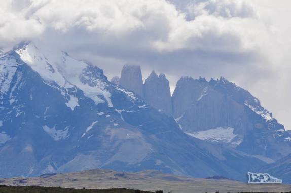 Já se veem as famosas torres de granito que dão nome ao parque Torres del Paine, no Chile
